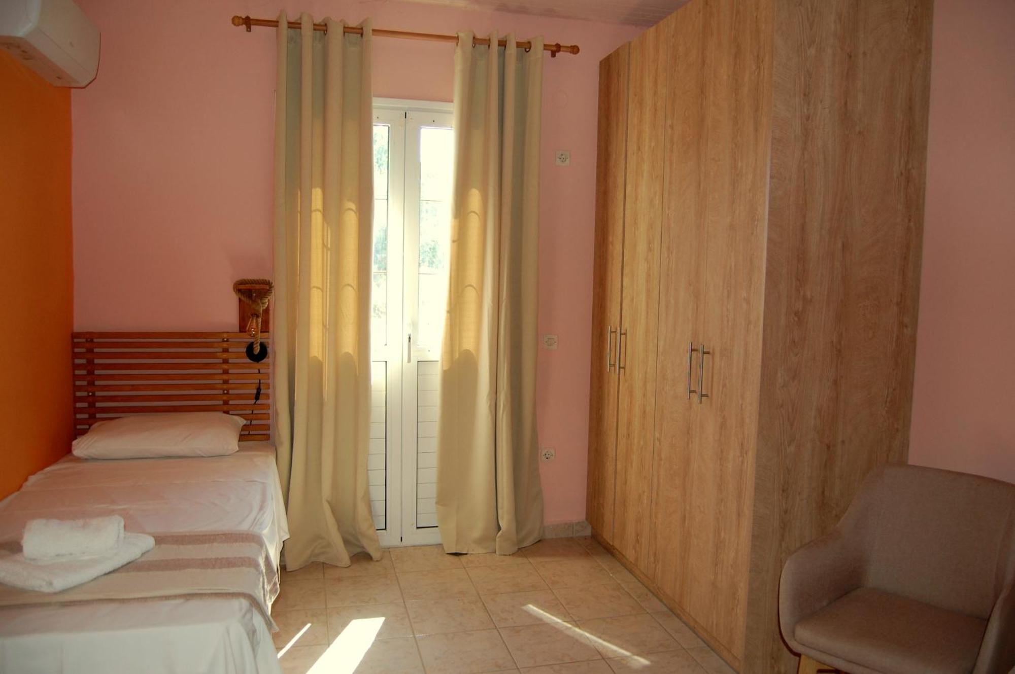Blue Lagoon Villa Порос Экстерьер фото